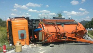 Nehoda na Záhorí. Na ceste sa prevrátila cisterna