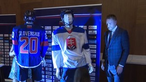 Z  hokejových dresov sa črtá blamáž. V prvých dňoch sa bude hrať s jedným logom, potom s iným
