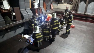 Muža v divadle zavalila poltonová plošina. Bol za tým aj alkohol