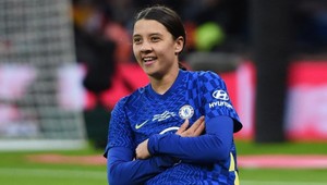 Opora ženskej Chelsea sa s narušiteľom nemaznala. Tvrdo ho zrazila k zemi