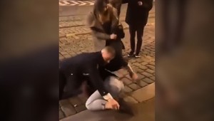 Opitý policajt s partnerkou napadol len 19-ročné dievča. Za vlasy ju ťahal niekoľko metrov