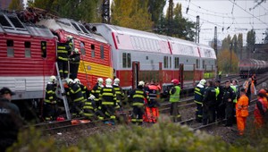 Zrážka vlakov. Stav rušňovodiča sa zlepšil