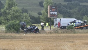 Policajné auto smerujúce na zásah sa čelne zrazilo s osobným vozidlom. Vodič nehodu neprežil