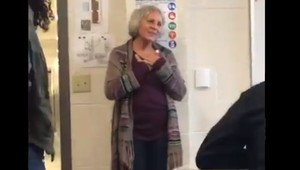 VIDEO: Nečakaný krok tínedžerov. Pred Vianocami dojali osamelú učiteľku k slzám