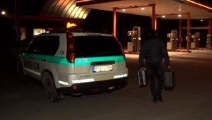 Muž so zbraňou lúpil na čerpacej stanici