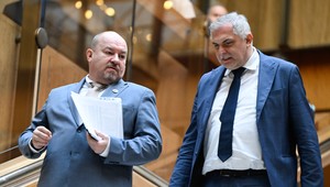 Huliakovci schôdzu neotvorili. Odmietajú aj návrat do klubu SNS