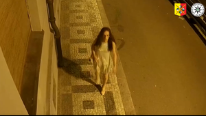 Muža v dámskych šatách si odfotila žena. Nepáčilo sa mu to a zbil ju stavebným kladivom