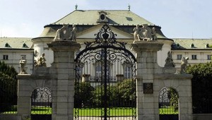 Anonym nahlásil bombu v priestoroch úradu vlády. Polícia začala trestné stíhanie