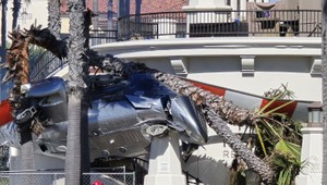 Let sa skončil pádom medzi palmy: Vrtuľník zranil aj okoloidúcich ľudí