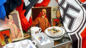 Obec odmieta odstrániť hákové kríže z verejného parku