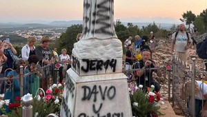 Vandali zaútočili na pútnické miesto v Medžugorí. Zneuctená Panna Mária a oltár v plameňoch