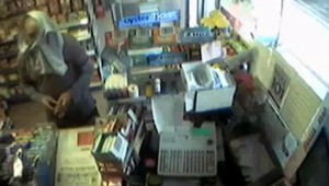 Lupič - amatér! Na hlavu si dal obrovské trenírky