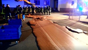 FOTO: Ulicu zaplavili litre čokolády. Hasičom museli pomáhať aj špecialisti