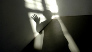 Sestry dobodali svojho otca, ktorý ich týral. Sú vrahyne alebo obete?