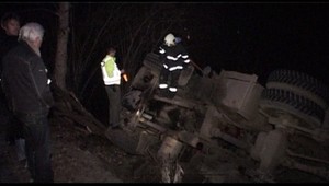 Kamión plný dreva skončil v priekope, cesta domov zarúbaná