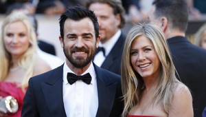 Justin Theroux si našiel za Jennifer Aniston mladú náhradu