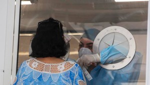 Študenti medicíny za pomoc pri testovaní nedostali plat. Nemocnica tvrdí, že o tom počuje prvýkrát