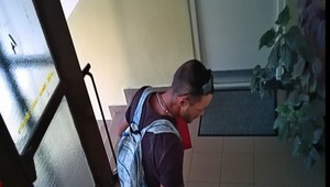 VIDEO: Týždne navštevuje panelák a kradne značkové tenisky. Záhadou je, ako sa do vchodu tento muž dostáva