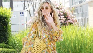 Každá žena v nich omladne! Milované šaty, ktoré zamaskujú bruško aj boky sú späť