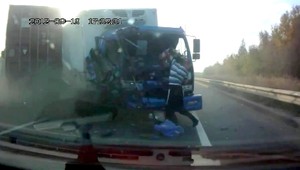 VIDEO. Havária kamiónov. Šofér mal kŕdeľ anjelov strážnych