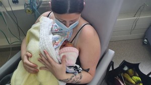 Keď jej povedali, že čaká trojičky, zostala v šoku: Neuveríte, čo ďalšie ju čakalo po pôrode!