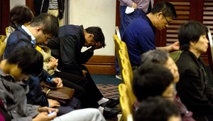 Príbuzní pasažierov nezvestného lietadla dostali prvé odškodné