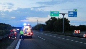 Chodca zrazilo auto, keď prechádzal po diaľnici