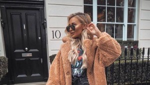 Vy ho ešte nemáte? Tento kabát je TOP hitom, pozrite sa, ako ho nosia celebrity