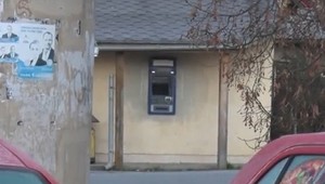 Zlodeji výbušninou zničili bankomat v Ladcoch. Odniesli si až 80-tisíc