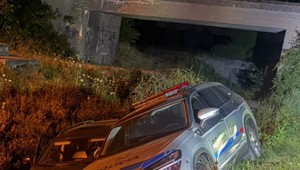 Opitý vodič unikal pred políciou. Pri naháňačke sa zranili dvaja policajti