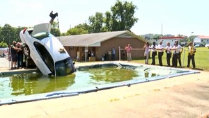 VIDEO: Muž nenašiel parkovacie miesto, zaparkoval v bazéne