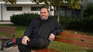 Cigánsky diabol Jozef FARKAŠ taktizuje už od začiatku: POZRITE sa, koho MAMA mu pomáha s varením!