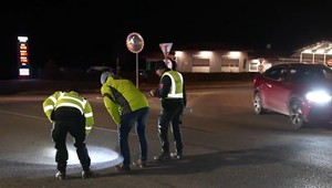 Uprostred križovatky zrazil chodca. Vodič tvrdí, že ho nevidel