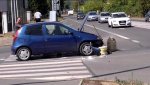 Mladá vodička nezvládla riadenie a spôsobila nehodu. Manželom ospravedlnenie nestačilo