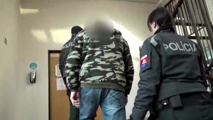 Na krk je priložil nôž: Starší muž sa vyhrážal žene podrezaním