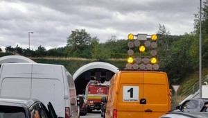 V tuneli Sitina sa zrazilo 13 áut a kamión. Bratislavu paralyzovali kolóny