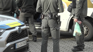 Opitý útočník s dýkou už pozná svoj trest. Súd agresora poslal za mreže