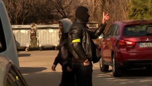 Obyvateľov paneláku zobudila policajná razia. Policajti obsadili jeden z bytov