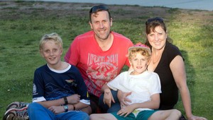 Bratia (10, 13) prišli v priebehu pár mesiacov o oboch rodičov