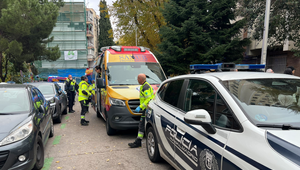 Matka skočila z desiateho poschodia s dvojčatami v náručí