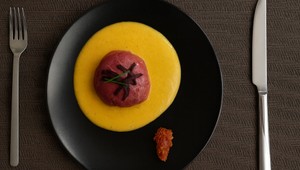 Tatarák z ustríc a sviečkovej v plátku zo sviečkovej, podávaný ako guľa, omáčka z maslovej tekvice