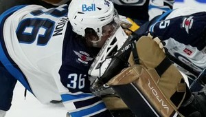 Hokejistu HROZIVO porezala brankárova korčuľa. Nasledovalo 75 stehov a...