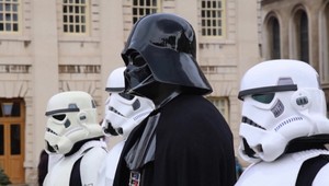 Američan zadržaný za púšťanie znelky z Hviezdnych vojen pred gardou podal žalobu