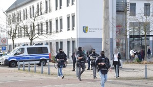 Agresor odhryzol policajtke časť ucha. Nepomohol ani paralyzér