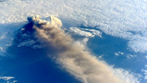 Takto vidia prebudený aljašský vulkán z vesmírnej stanice