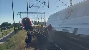 Na západe Poľska sa zrazili dva vlaky. Vagóny sa vykoľajili