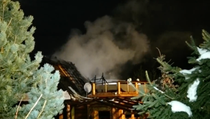 FOTO: V novej štvrti pod Tatrami horela chata. Vyšetrovateľ nevylúčil cudzie zavinenie