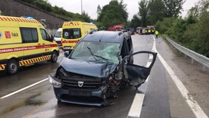 Sanitka skončila po zrážke s autom v priekope. Pri nehode zasahoval vrtuľník