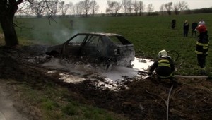 Vodič sa zohol po fľašu, narazil do pňa a auto mu zhorelo do tla