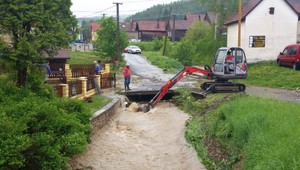Važec zasiahla náhla povodeň, niektoré domy sú zaplavené